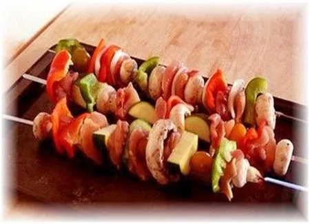 Les brochettes de poulet mariné