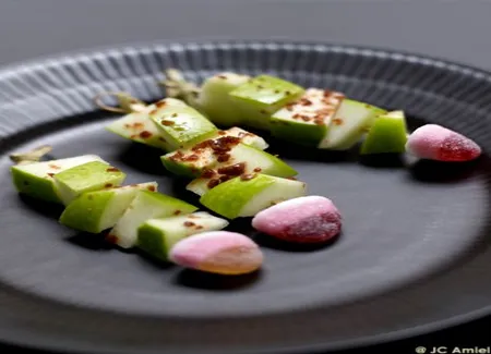Les sucettes de pommes aux éclats de caramel, coulis kiwi, coulis fraise