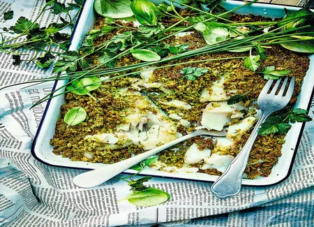 Lieu jaune en croûte d'herbes