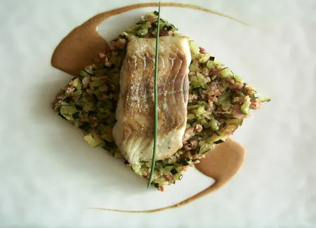Lieu noir,sauté de courgettes et jambon fumé,jus d'une bisque