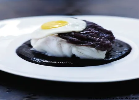 Lingue bleue, oignons rouges et oeufs de caille, jus de vin chaud épicé