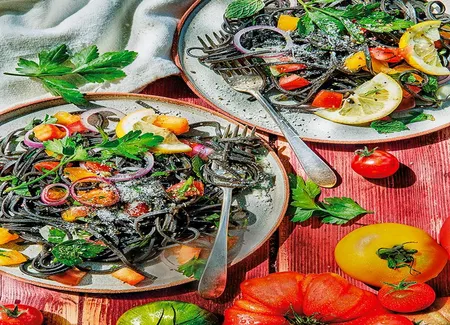 Linguine à l'encre de seiche, menthe, persil et citron aux tomates fraîches