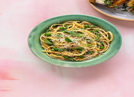 Linguine au parmesan, petits pois et poivre