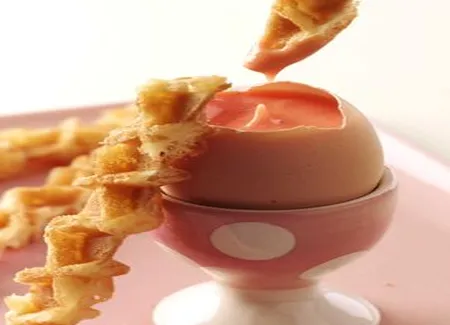 Mouillettes de gaufres, oeuf a la coque, a la fraise tagada