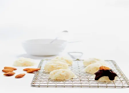 Macarons noix de coco, amandes et chocolat
