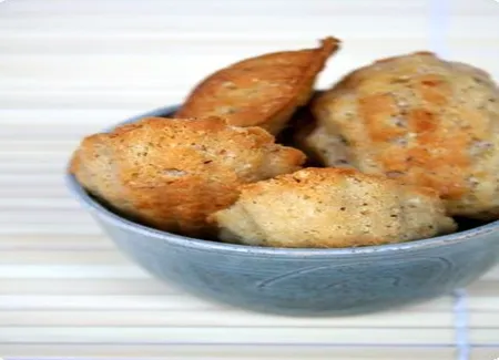 Madeleines aux truffes, parmesan et noisettes
