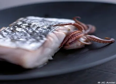 Maigre rôti et supions poêlés avec purée d'artichaut et coriandre