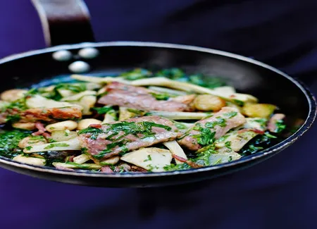 Matelote d'anguille fumée, artichauts, oignons grelots et champignons