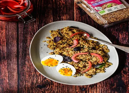 Mélange blé, sarrasin, courge au curry, oeufs mollets et pickles d'oignon