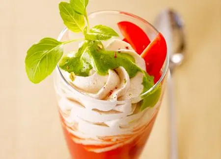 Melba de tomate à la chantilly de chèvre-boîte nappée de tapenade