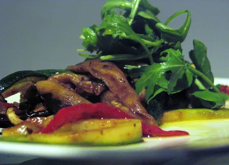 Méli-mélo de légumes grillés tièdes, bouquet de roquette et vinaigrette de tapenade
