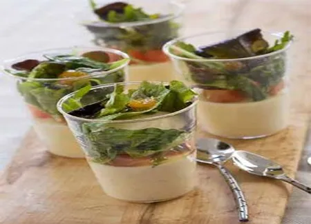 Méli mélo de mesclun, crème catalane et pamplemousse rose