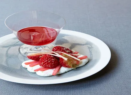 Meringue, rhubarbe et fraises