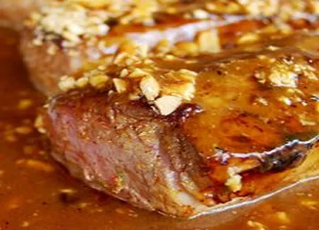 Mignon de porc au miel, aux noix de cajou, au parfum de sésame grillé