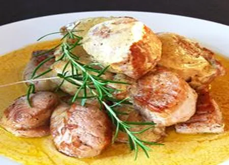 Mignons de porc poêlés au gras de canard, douce dijonnaise au gouda fumé
