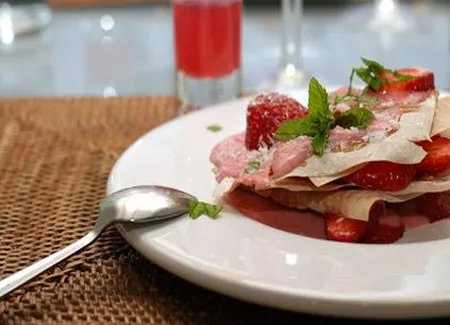Mille-feuilles à la mousse de chocolat blanc et aux fraises