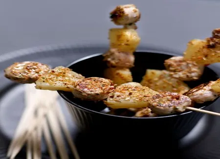 Mini-brochettes poulet-ananas au sésame