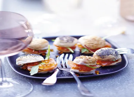 Mini-burgers surprise au saumon fumé