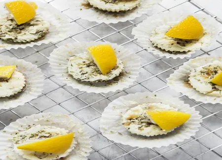 Mini-cheese-cakes, feta, origan