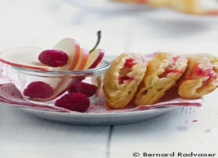 Mini-feuilletés aux pommes et aux framboises