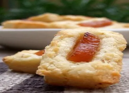Mini-financiers au gruyère aoc suisse, noisettes et abricots secs