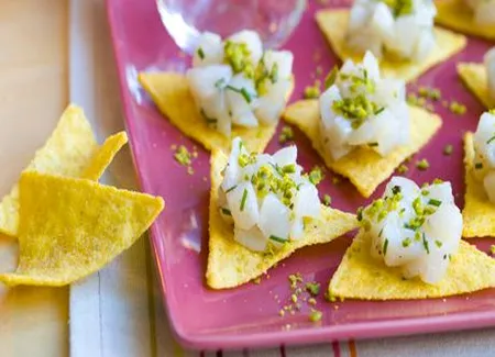 Mini tartares de saint-jacques aux pistaches sur tortillas