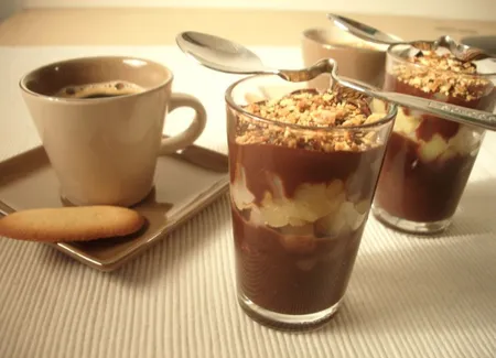 Mini-verrines au chocolat corsé et amandes croquantes, pommes-poires aux quatre épices
