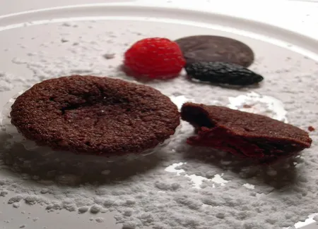 Moelleux au chocolat, à la fève tonka et aux framboises