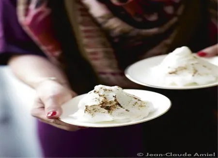 Montagne de meringue et clémentines confites, sauce au chocolat noir