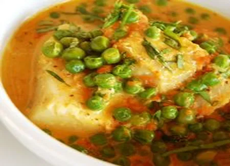 Morue pochée dans une sauce épicée à la noix et à la coriandre