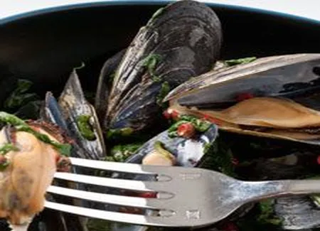 Moules aux épinards et poivre rose