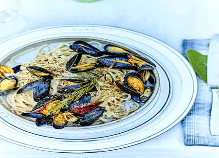 Moules et pâtes au curry