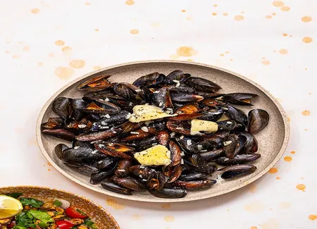 Moules fumées aux aiguilles de pin