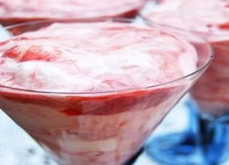 Mousse à la rhubarbe et aux fraises