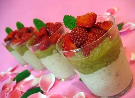 Mousse de bananes, confit de rhubarbe et fraises