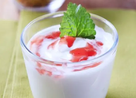 Mousse de fromage blanc à la gelée de framboise et au miel d'acacia