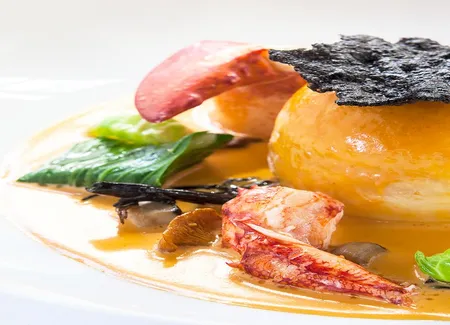 Mousseline de brochet, homard et petits légumes, jus de carapaces à l'absinthe de mathieu viannay