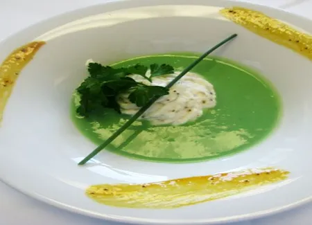 Mousseline de petits pois et son île flottante à la truffe