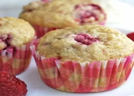 Muffins aux bananes et aux framboises