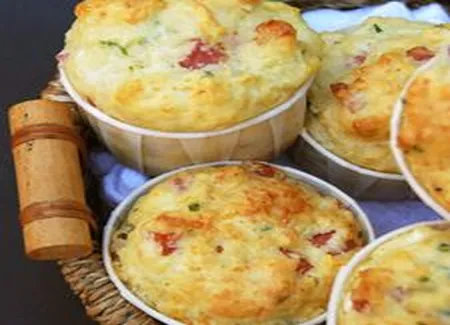 Muffins aux jambon, cheddar et chèvre