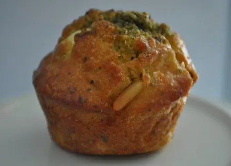Muffins pignons de pin, féta et herbes fraîches au coeur de pesto