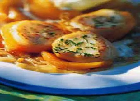 Noix de saint-jacques aux pommes de terre safranées