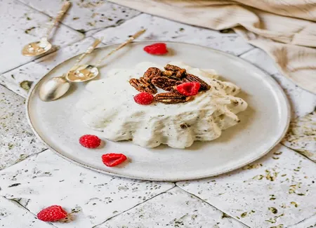 Nougat glacé au sésame noir, noix de pécan et pistaches
