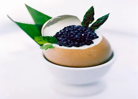 Oeufs brouillés en coquille aux oeufs de saumon ou caviar
