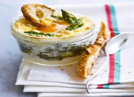 Oeufs cocotte aux asperges et à l'oseille