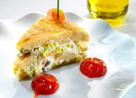 Omelette espagnole et salade de saumon fumé