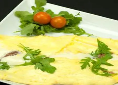 Omelette roulée au jambon, à la roquette et à la mozzarella