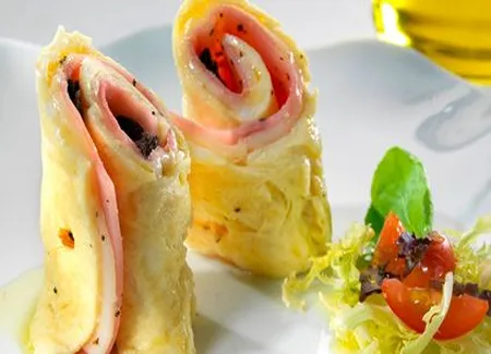 Omelette roulée jambon fromage