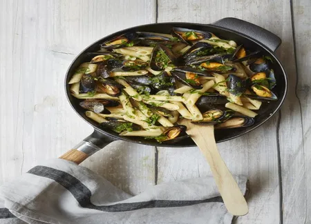One pot pasta penne, moules et fines herbes