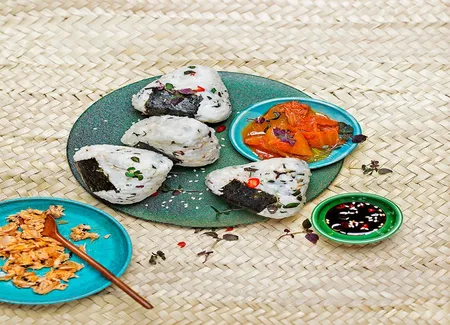 Onigiri au shiso et au saumon épicé
